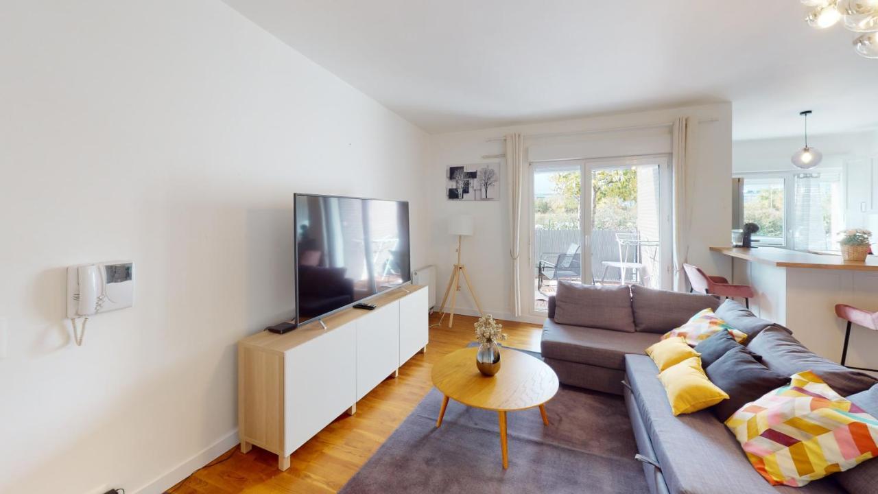 Appartamento Live Like A Local Stylish 2Br With Balcony & Parking Saint-Denis  Esterno foto