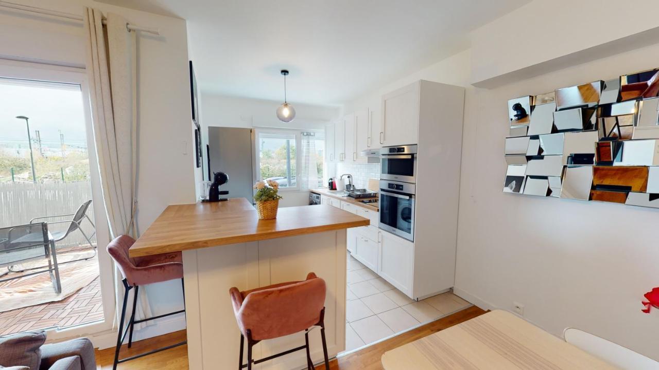 Appartamento Live Like A Local Stylish 2Br With Balcony & Parking Saint-Denis  Esterno foto